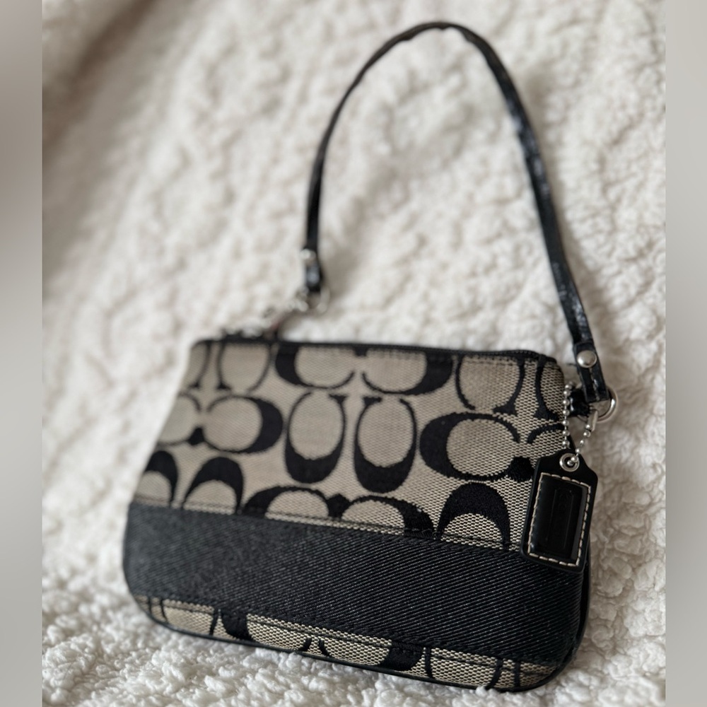 Vintage Coach Signature Monogrammed Wristlet in Black Cs Canvas & Black Leather - Picture 4 of 12